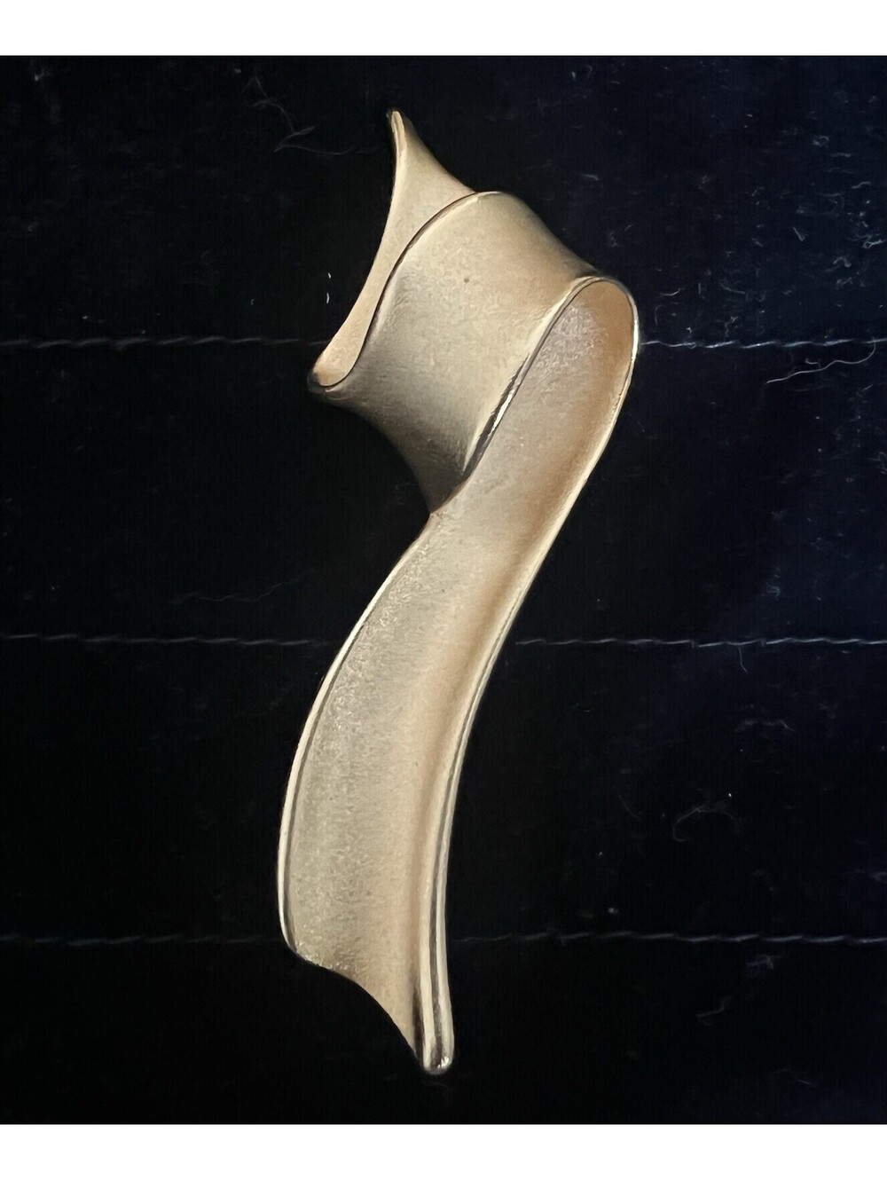 Vintage 1980s GOLD RIBBON BROOCH Signed Tona
